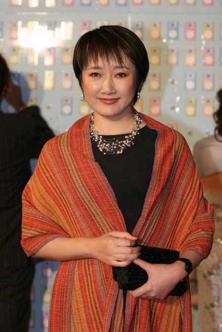 Hòa Thân kinh điển nhất màn ảnh: Quen vợ đẹp kém 20 tuổi qua mạng, U70 mới có con trai-3