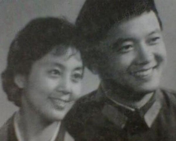 Hòa Thân kinh điển nhất màn ảnh: Quen vợ đẹp kém 20 tuổi qua mạng, U70 mới có con trai-2