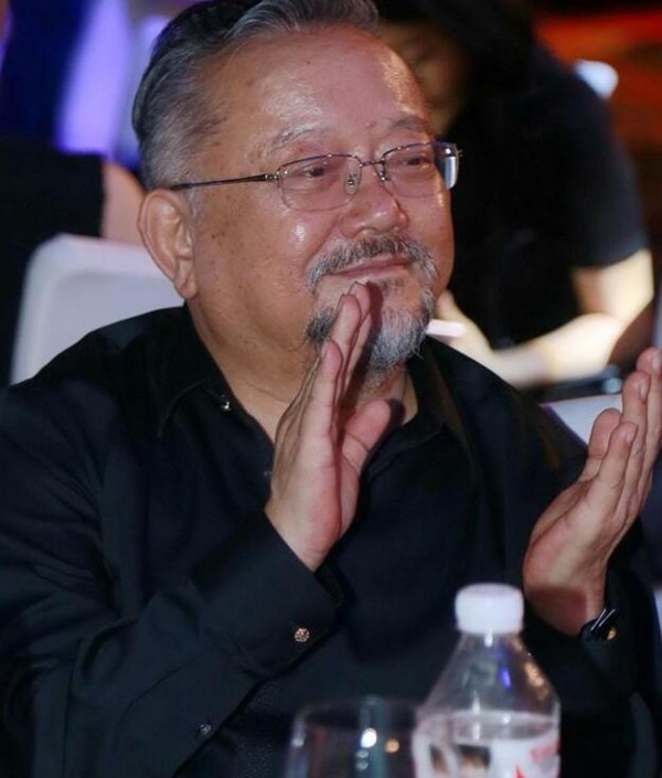 Hòa Thân kinh điển nhất màn ảnh: Quen vợ đẹp kém 20 tuổi qua mạng, U70 mới có con trai-9