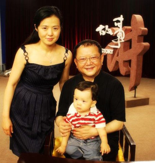 Hòa Thân kinh điển nhất màn ảnh: Quen vợ đẹp kém 20 tuổi qua mạng, U70 mới có con trai-4