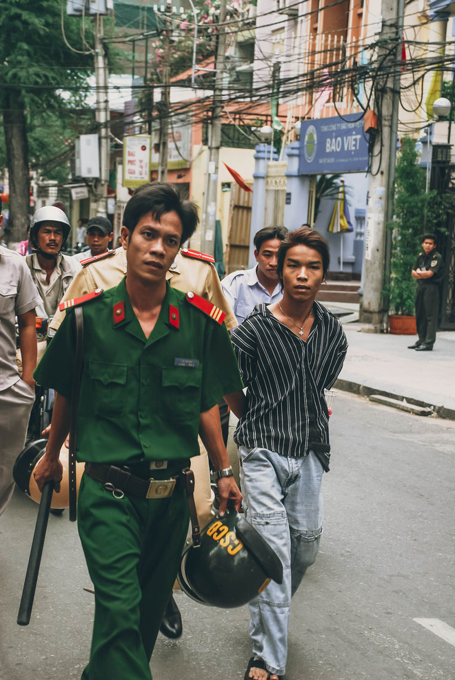 Tác giả bộ ảnh CSGT bắt cướp ở Sài Gòn 11 năm trước: Thật kì diệu vì họ có thể thuyết phục tên cướp buông kiếm đầu hàng-5