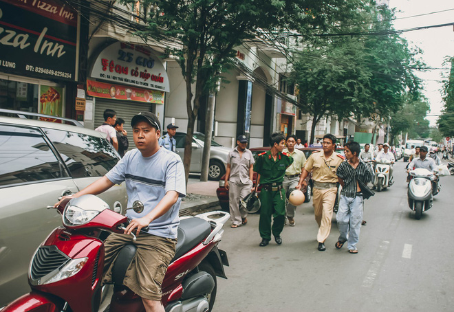 Tác giả bộ ảnh CSGT bắt cướp ở Sài Gòn 11 năm trước: Thật kì diệu vì họ có thể thuyết phục tên cướp buông kiếm đầu hàng-6