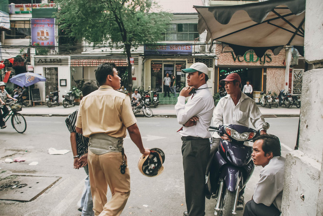 Tác giả bộ ảnh CSGT bắt cướp ở Sài Gòn 11 năm trước: Thật kì diệu vì họ có thể thuyết phục tên cướp buông kiếm đầu hàng-7
