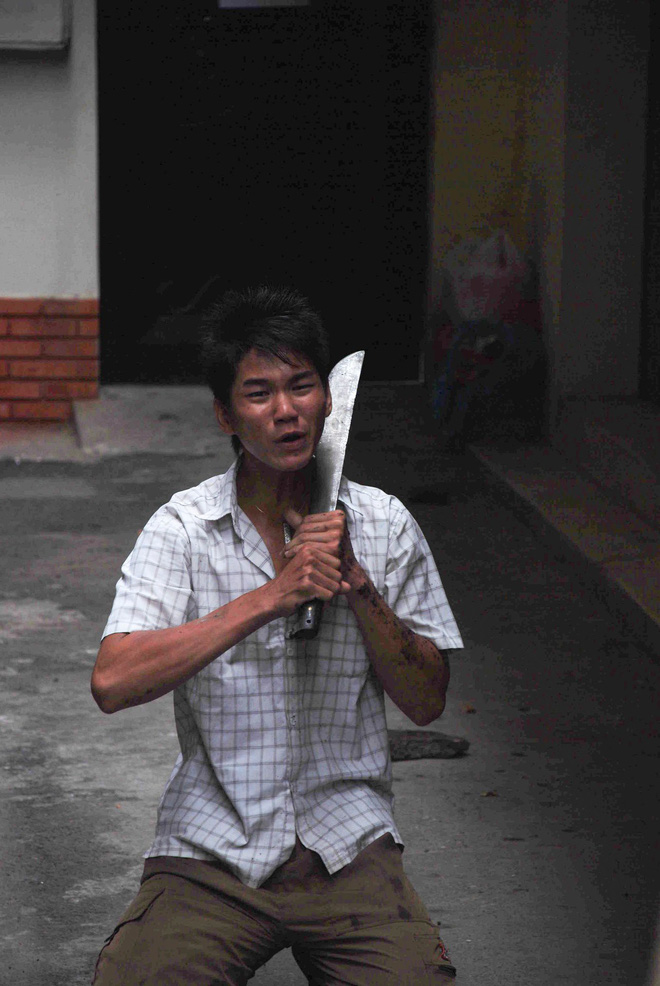 Tác giả bộ ảnh CSGT bắt cướp ở Sài Gòn 11 năm trước: Thật kì diệu vì họ có thể thuyết phục tên cướp buông kiếm đầu hàng-11