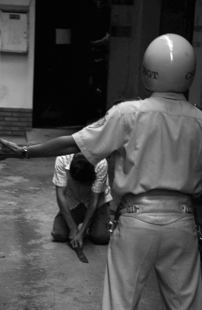 Tác giả bộ ảnh CSGT bắt cướp ở Sài Gòn 11 năm trước: Thật kì diệu vì họ có thể thuyết phục tên cướp buông kiếm đầu hàng-12