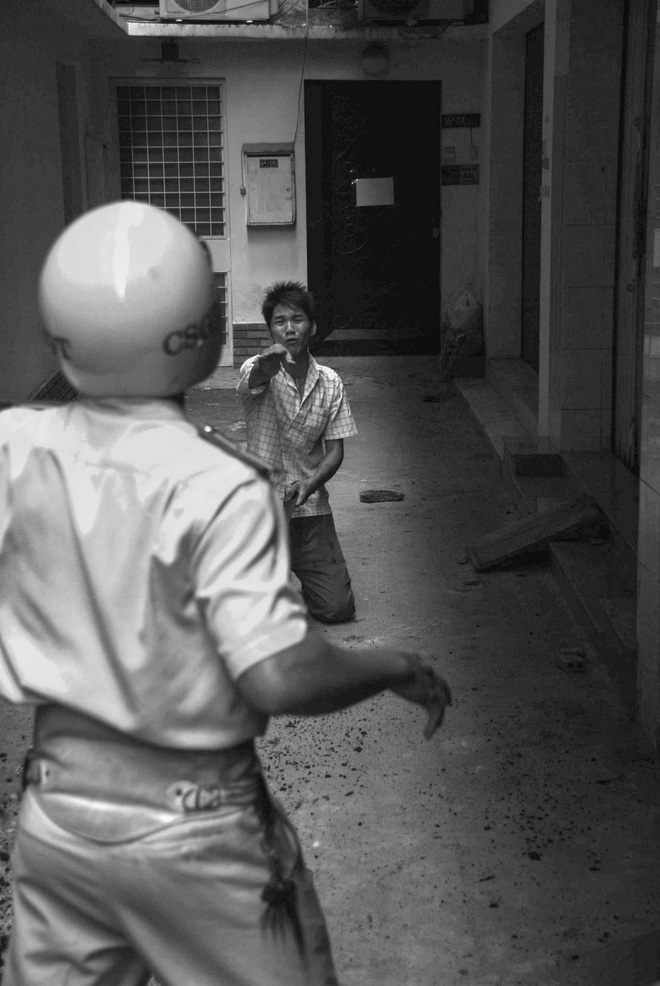 Tác giả bộ ảnh CSGT bắt cướp ở Sài Gòn 11 năm trước: Thật kì diệu vì họ có thể thuyết phục tên cướp buông kiếm đầu hàng-8