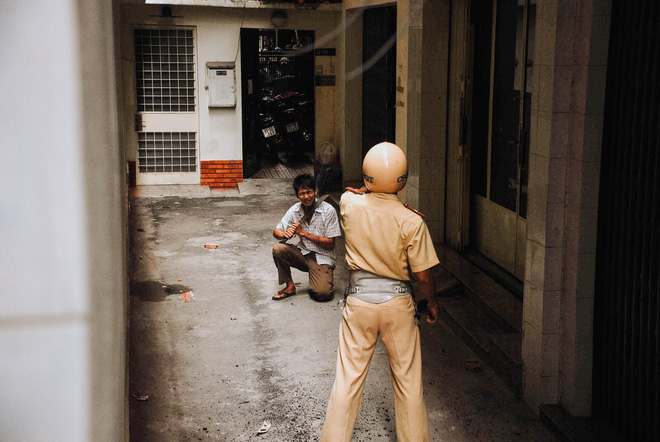 Tác giả bộ ảnh CSGT bắt cướp ở Sài Gòn 11 năm trước: Thật kì diệu vì họ có thể thuyết phục tên cướp buông kiếm đầu hàng-9