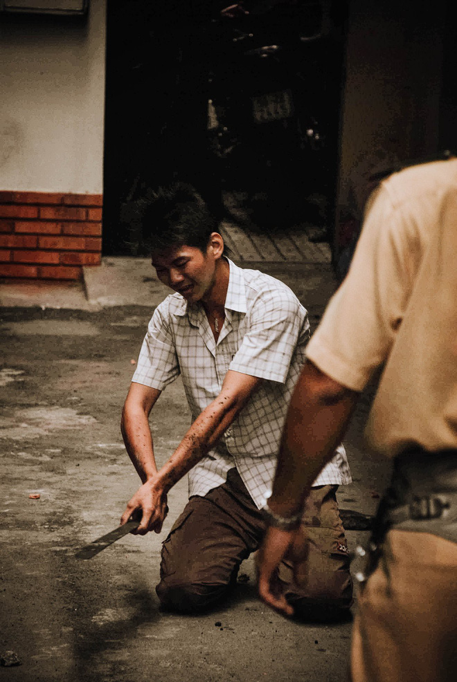 Tác giả bộ ảnh CSGT bắt cướp ở Sài Gòn 11 năm trước: Thật kì diệu vì họ có thể thuyết phục tên cướp buông kiếm đầu hàng-13
