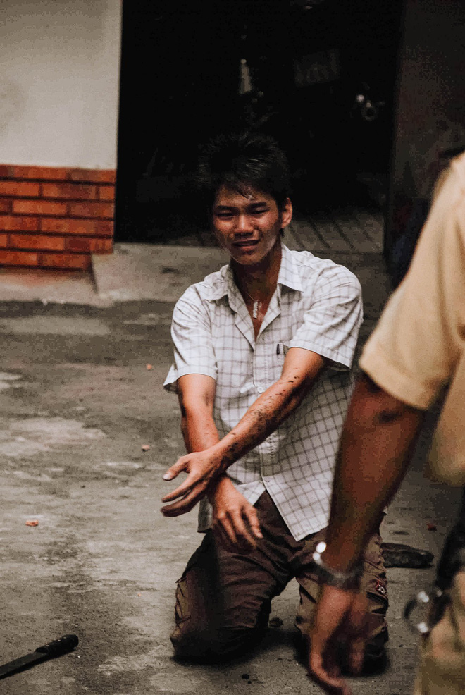 Tác giả bộ ảnh CSGT bắt cướp ở Sài Gòn 11 năm trước: Thật kì diệu vì họ có thể thuyết phục tên cướp buông kiếm đầu hàng-14