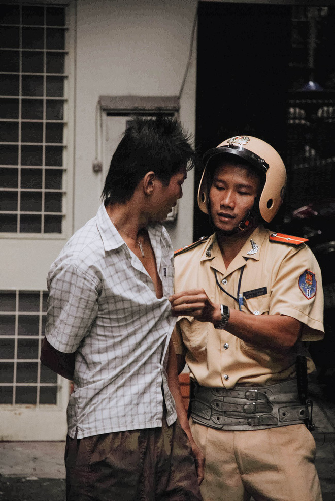 Tác giả bộ ảnh CSGT bắt cướp ở Sài Gòn 11 năm trước: Thật kì diệu vì họ có thể thuyết phục tên cướp buông kiếm đầu hàng-15