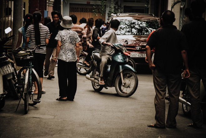 Tác giả bộ ảnh CSGT bắt cướp ở Sài Gòn 11 năm trước: Thật kì diệu vì họ có thể thuyết phục tên cướp buông kiếm đầu hàng-18