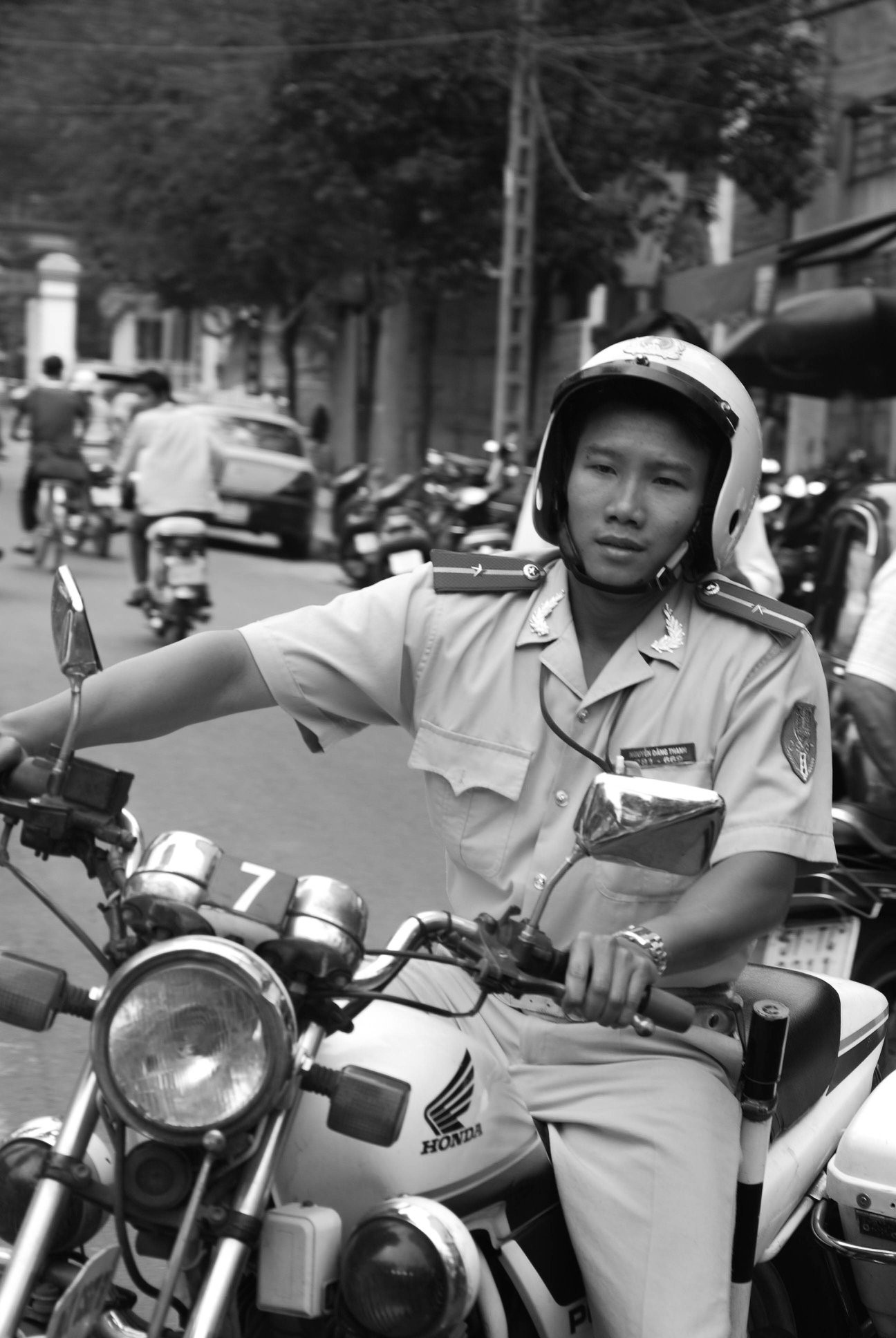 Tác giả bộ ảnh CSGT bắt cướp ở Sài Gòn 11 năm trước: Thật kì diệu vì họ có thể thuyết phục tên cướp buông kiếm đầu hàng-19