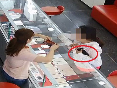 Người phụ nữ trộm iPhone trước mặt nhân viên theo cách