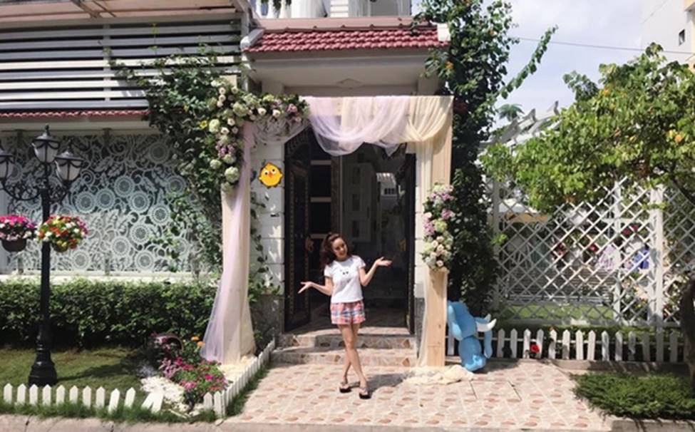 Người đẹp Phan Thiết từng đi bưng bê, rửa chén đến bà hoàng làm vợ đại gia, ở biệt thự 40 tỷ-9