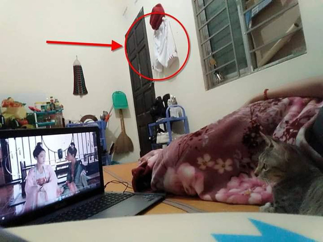Cô gái chụp ảnh đang nằm xem phim gửi cho người yêu, dân mạng phát hiện ngay vật thể lạ tố cáo ngoại tình-1