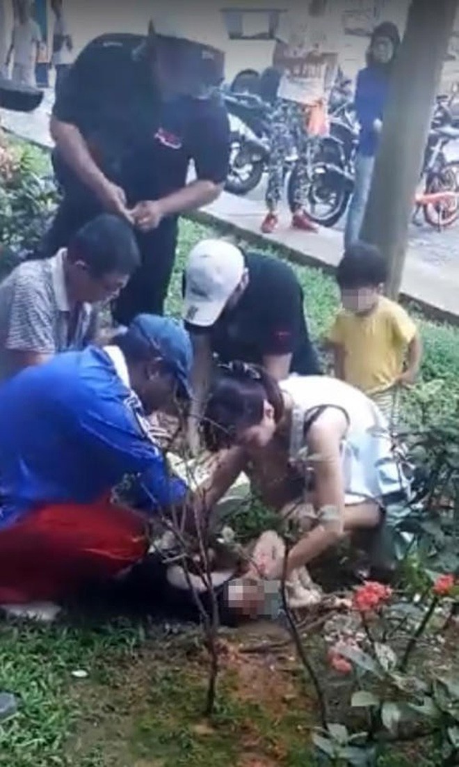 Bé trai 2 tuổi rơi từ tầng 11 xuống đất, thoát chết thần kỳ nhờ chiếc bỉm đang mặc-2