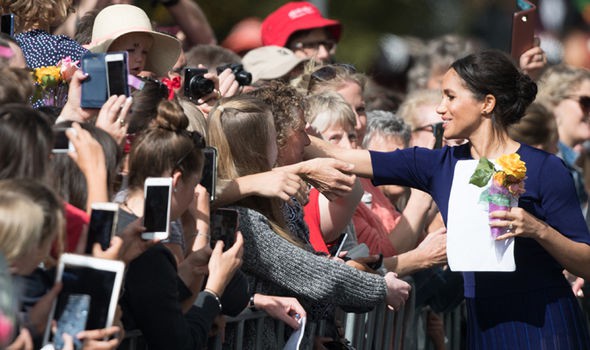 Tròn 1 năm đính hôn với Hoàng tử Harry, Meghan đã làm ra những việc chưa từng có trong lịch sử hoàng gia Anh-1