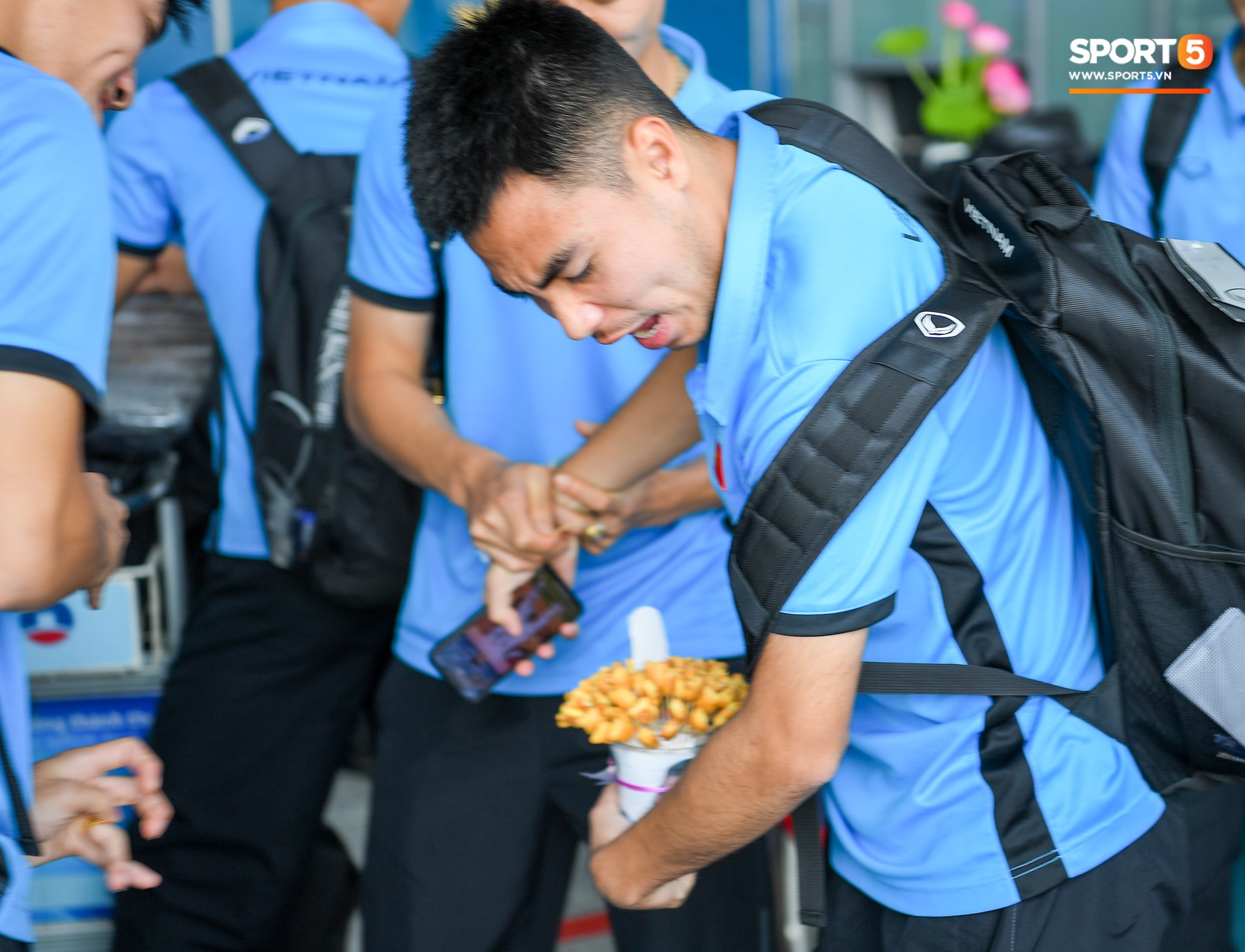 Tuyển thủ Việt Nam tranh nhau ăn bánh gấu của Hoàng tử Ả-rập trước giờ bay sang Philippines dự bán kết AFF Cup 2018-3