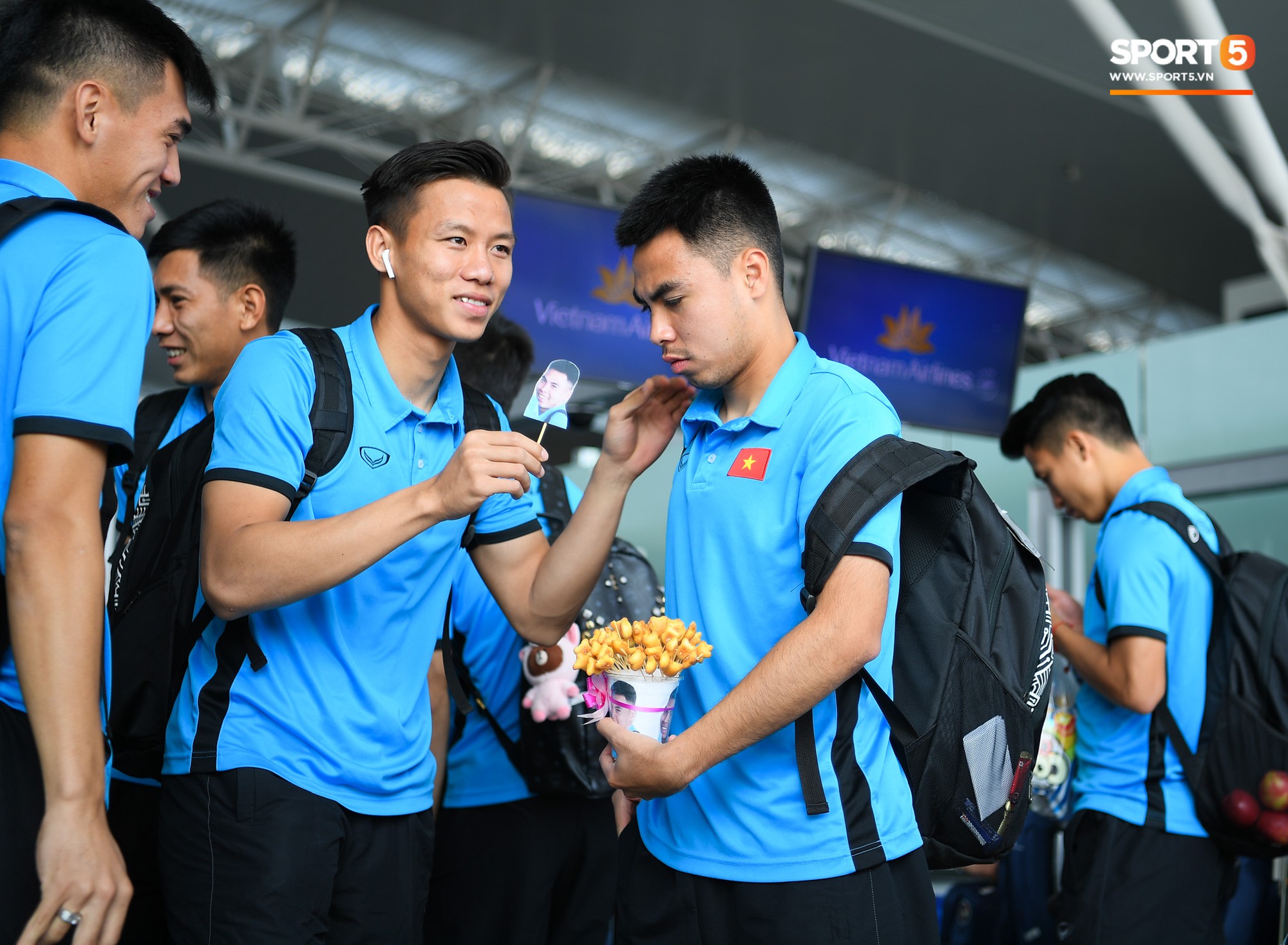 Tuyển thủ Việt Nam tranh nhau ăn bánh gấu của Hoàng tử Ả-rập trước giờ bay sang Philippines dự bán kết AFF Cup 2018-4