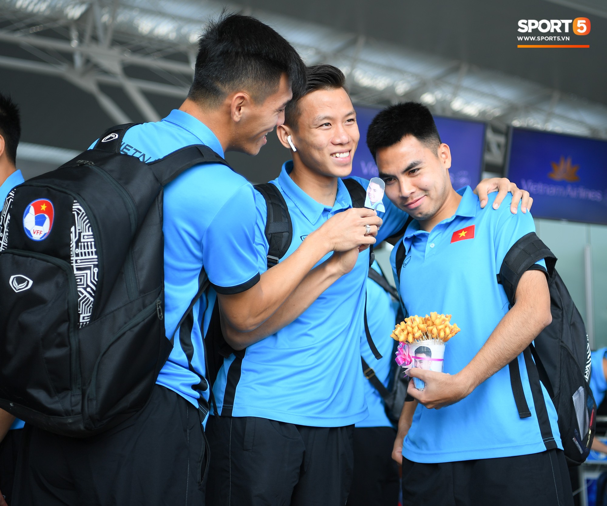 Tuyển thủ Việt Nam tranh nhau ăn bánh gấu của Hoàng tử Ả-rập trước giờ bay sang Philippines dự bán kết AFF Cup 2018-5