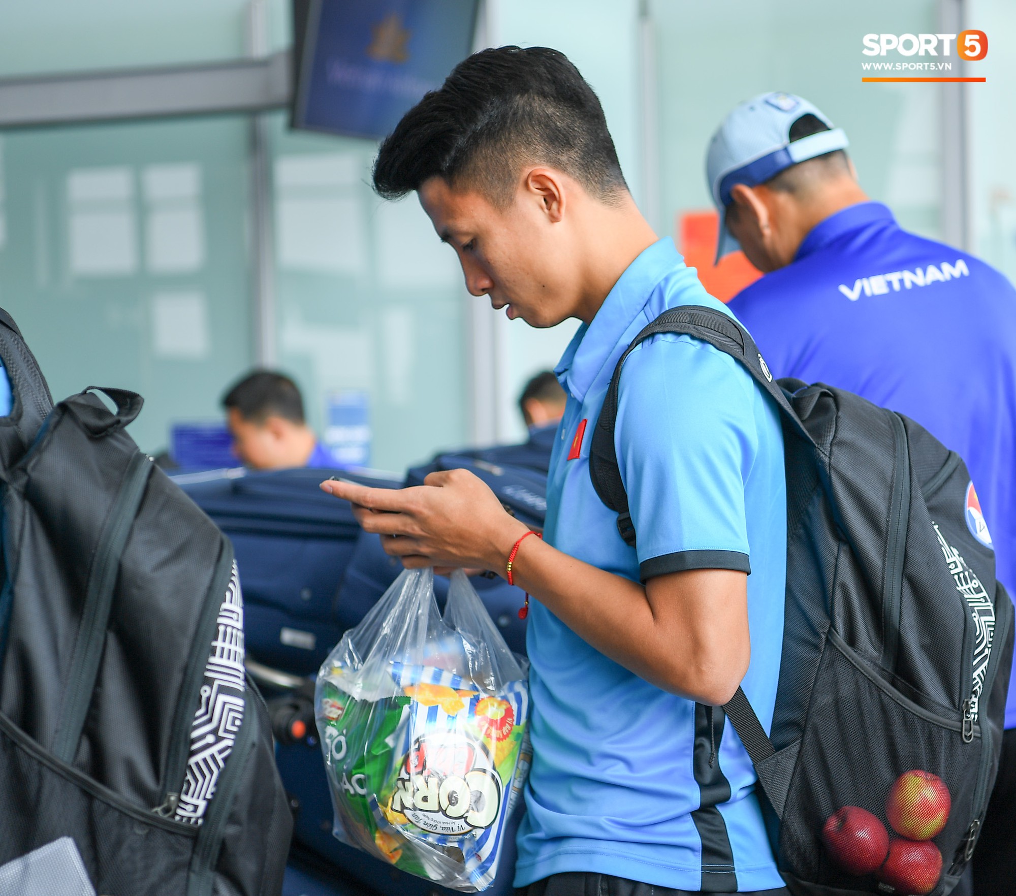 Tuyển thủ Việt Nam tranh nhau ăn bánh gấu của Hoàng tử Ả-rập trước giờ bay sang Philippines dự bán kết AFF Cup 2018-6