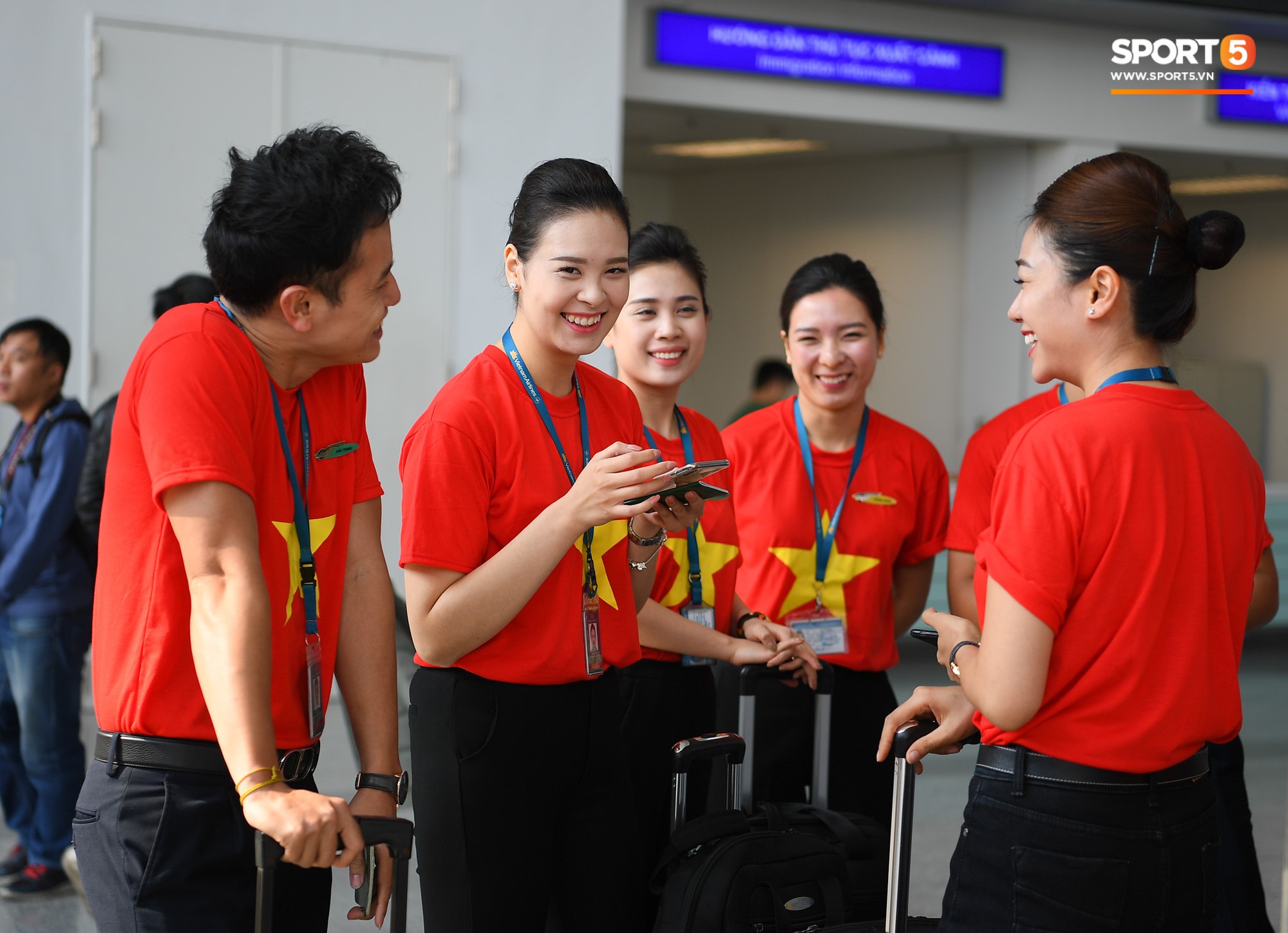 Tuyển thủ Việt Nam tranh nhau ăn bánh gấu của Hoàng tử Ả-rập trước giờ bay sang Philippines dự bán kết AFF Cup 2018-14