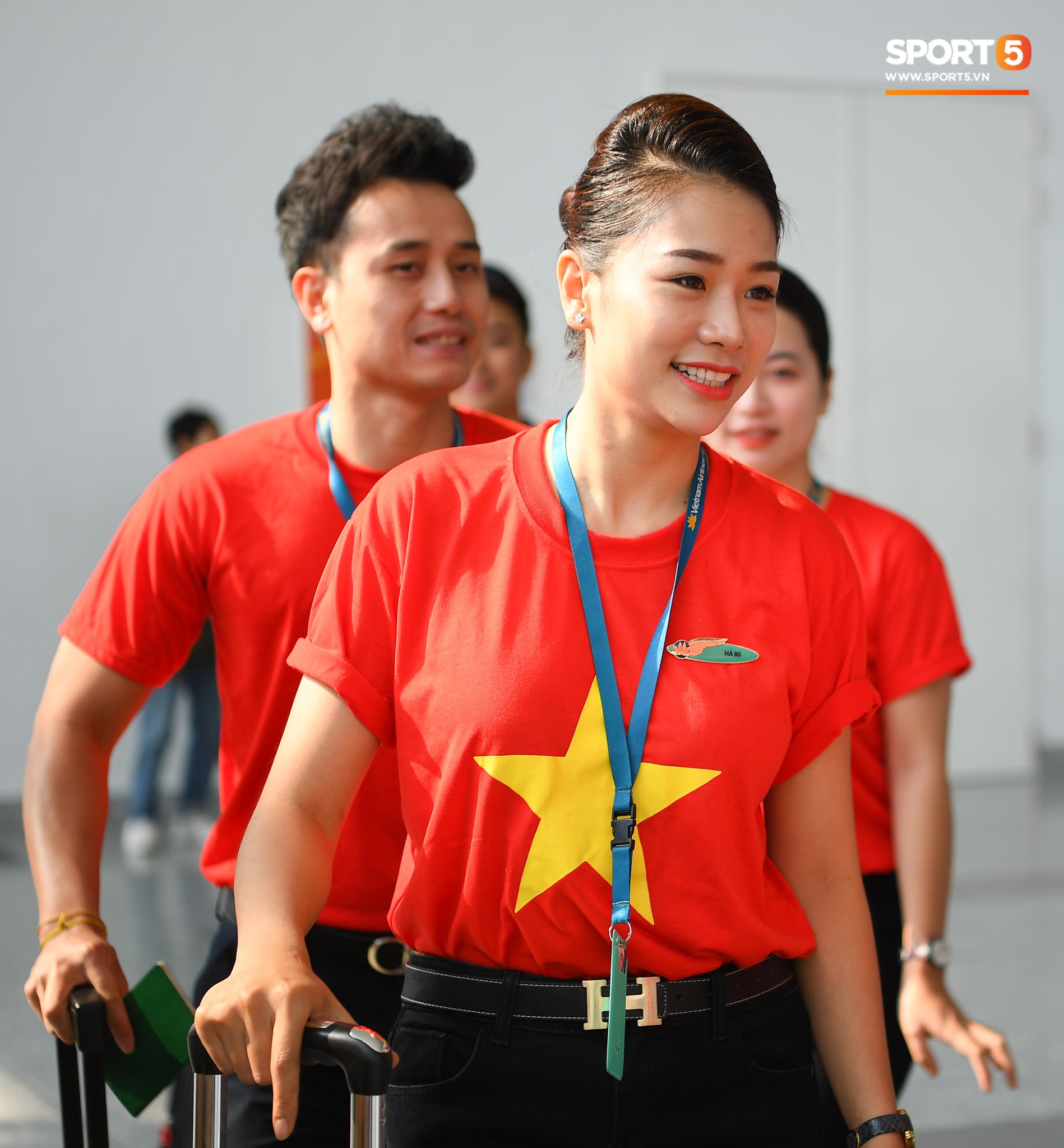 Tuyển thủ Việt Nam tranh nhau ăn bánh gấu của Hoàng tử Ả-rập trước giờ bay sang Philippines dự bán kết AFF Cup 2018-13