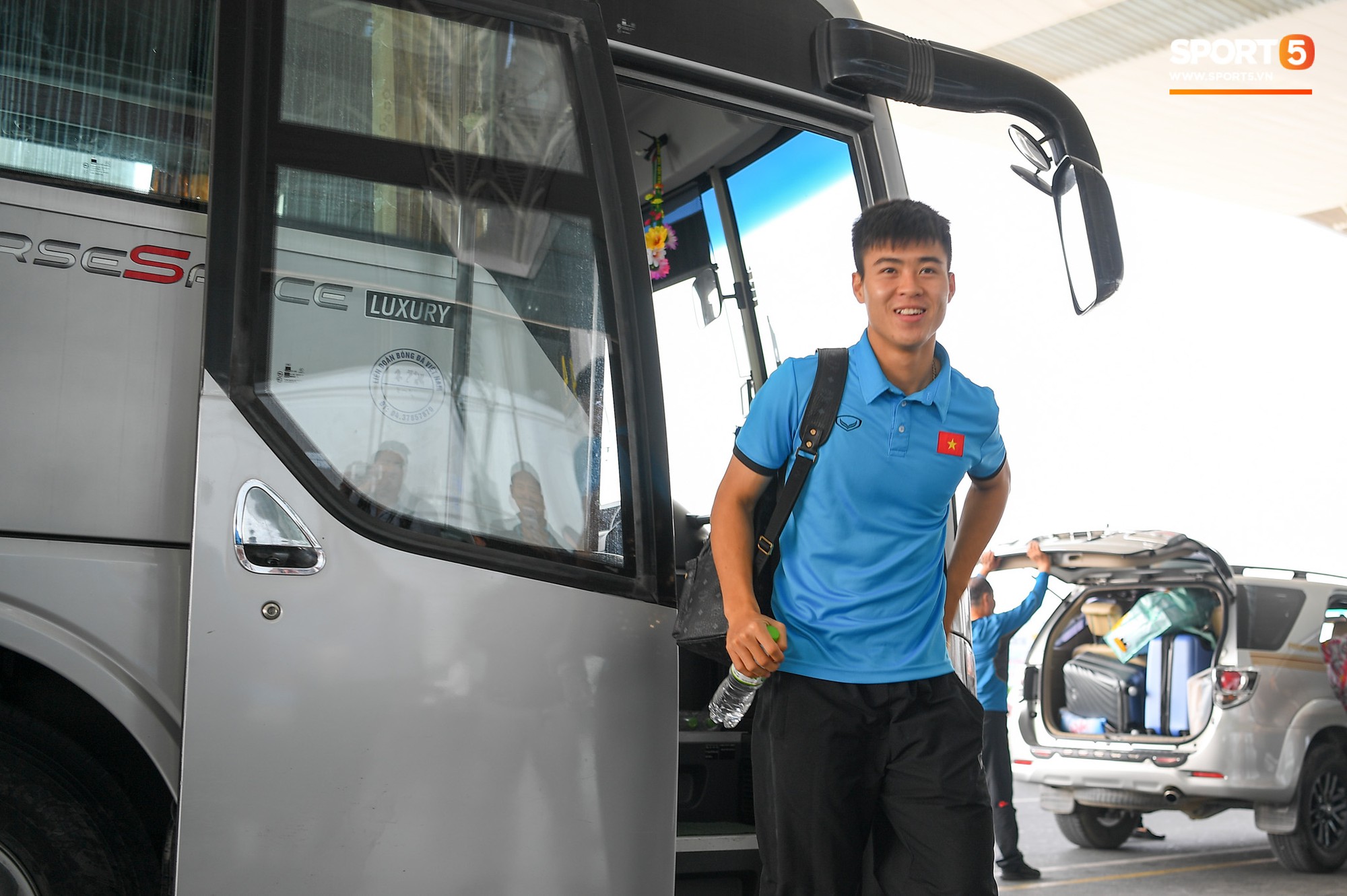 Tuyển thủ Việt Nam tranh nhau ăn bánh gấu của Hoàng tử Ả-rập trước giờ bay sang Philippines dự bán kết AFF Cup 2018-11