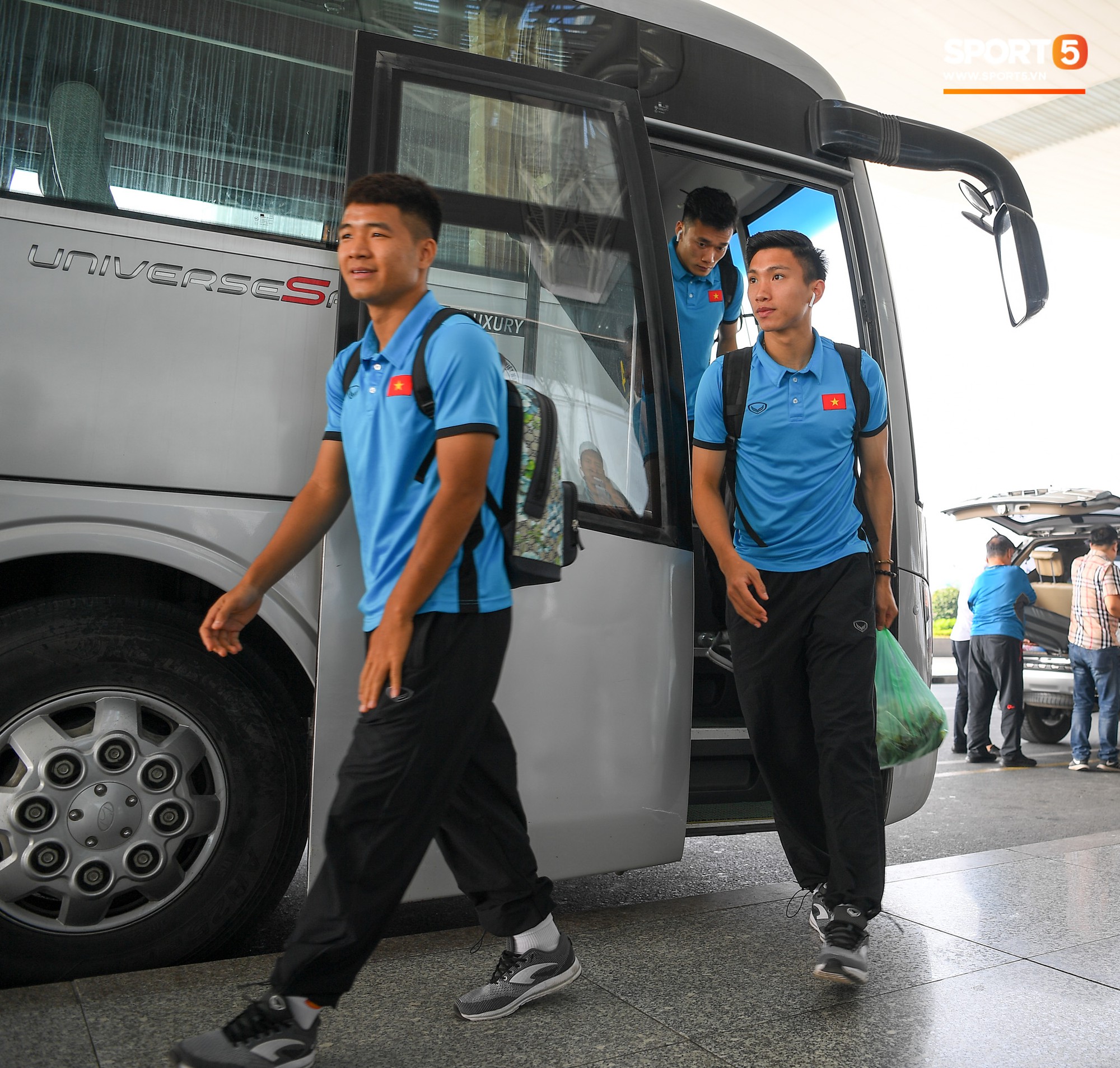 Tuyển thủ Việt Nam tranh nhau ăn bánh gấu của Hoàng tử Ả-rập trước giờ bay sang Philippines dự bán kết AFF Cup 2018-10