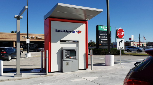 Dân đổ xô tới cây ATM rút 10 USD được 100 USD-1