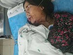 Trung Quốc: Cô dâu tức giận đá cả khách mời vì bị đè xuống đất trong nghi lễ náo động phòng ngày cưới-1