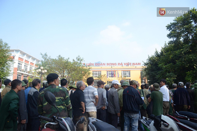 Hàng trăm người cao tuổi và cựu chiến binh kéo đến cổng trụ sở VFF để chờ mua vé trận bán kết giữa Việt Nam - Philippines-1