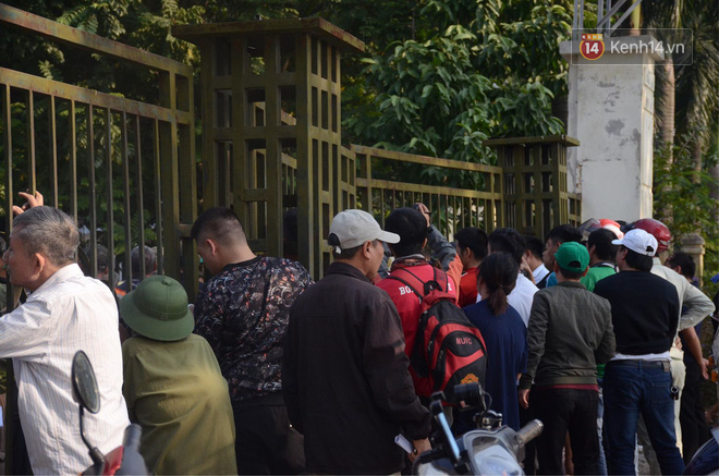 Hàng trăm người cao tuổi và cựu chiến binh kéo đến cổng trụ sở VFF để chờ mua vé trận bán kết giữa Việt Nam - Philippines-2