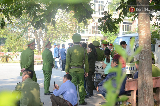 Hàng trăm người cao tuổi và cựu chiến binh kéo đến cổng trụ sở VFF để chờ mua vé trận bán kết giữa Việt Nam - Philippines-6