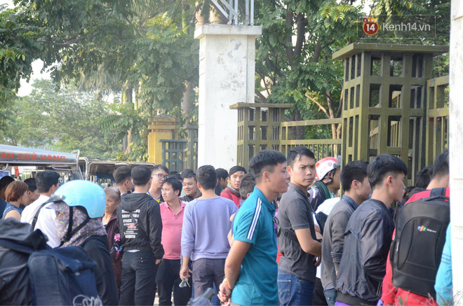 Hàng trăm người cao tuổi và cựu chiến binh kéo đến cổng trụ sở VFF để chờ mua vé trận bán kết giữa Việt Nam - Philippines-5