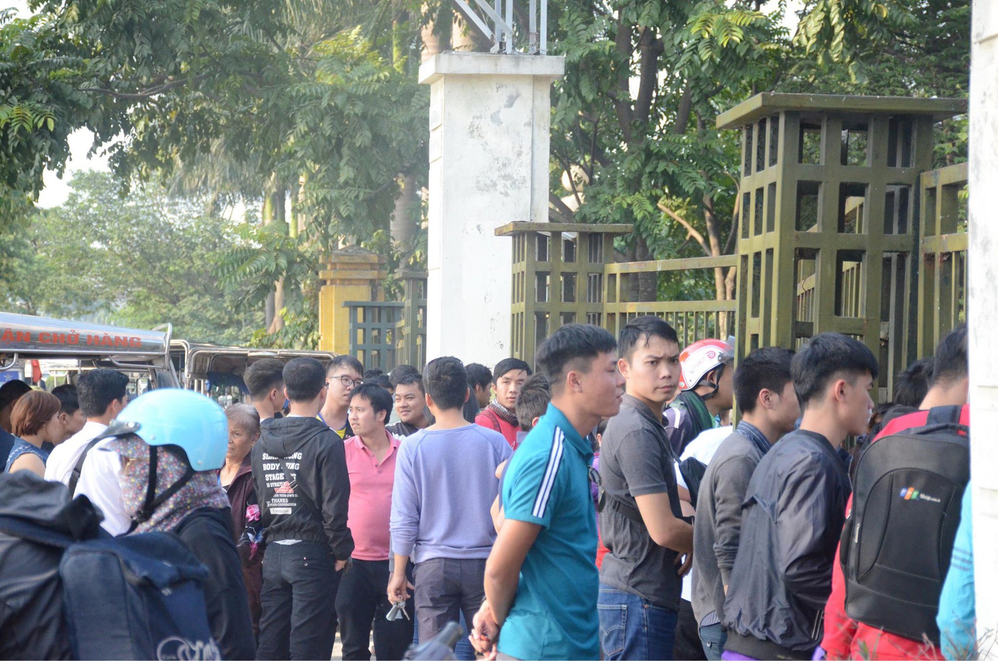 Hàng trăm người cao tuổi và cựu chiến binh kéo đến cổng trụ sở VFF để chờ mua vé trận bán kết giữa Việt Nam - Philippines-4