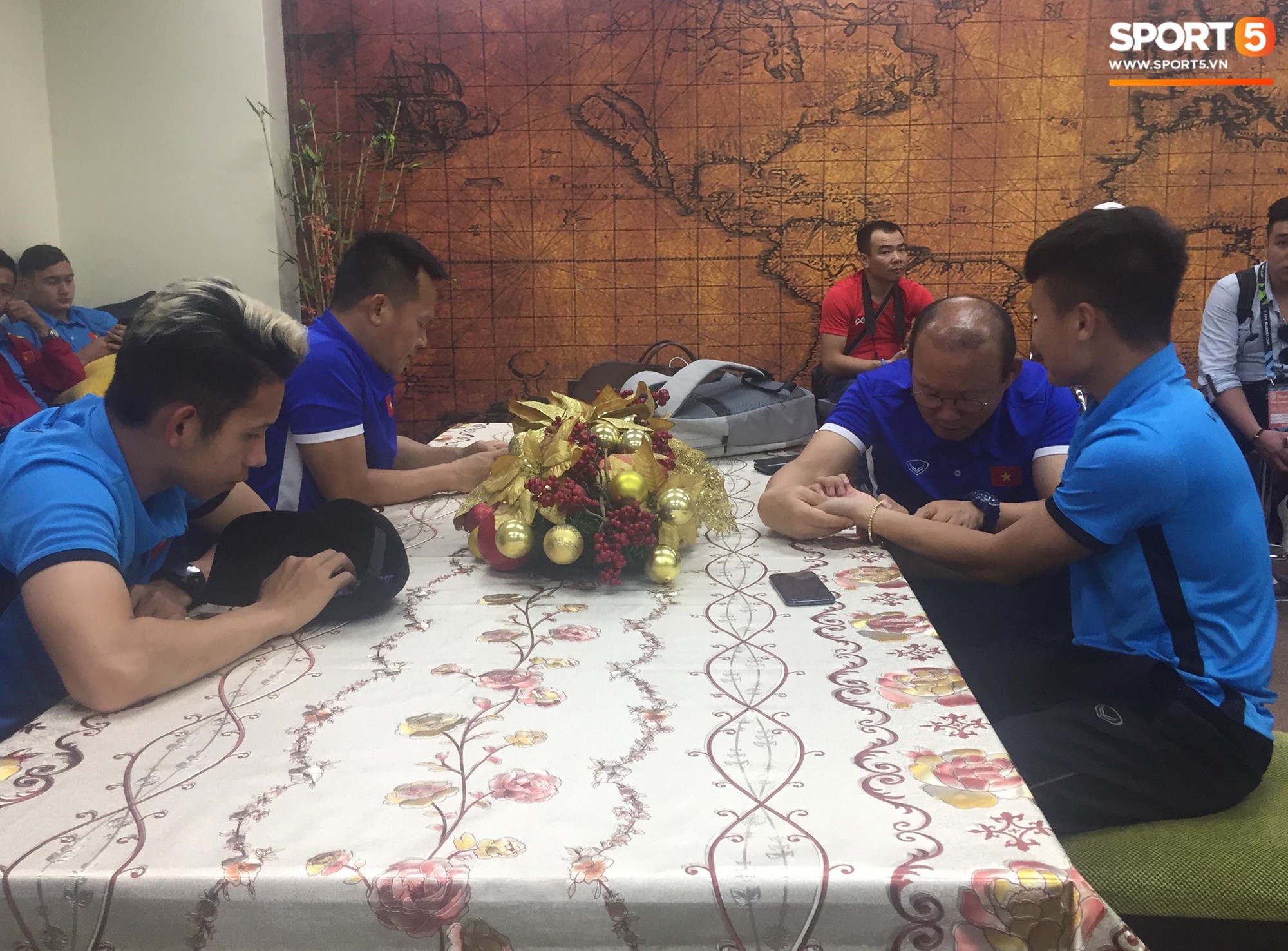 Nhân viên sân bay Philippines bận đi ăn, tuyển Việt Nam ngồi chờ 2 tiếng chưa được nhập cảnh-4