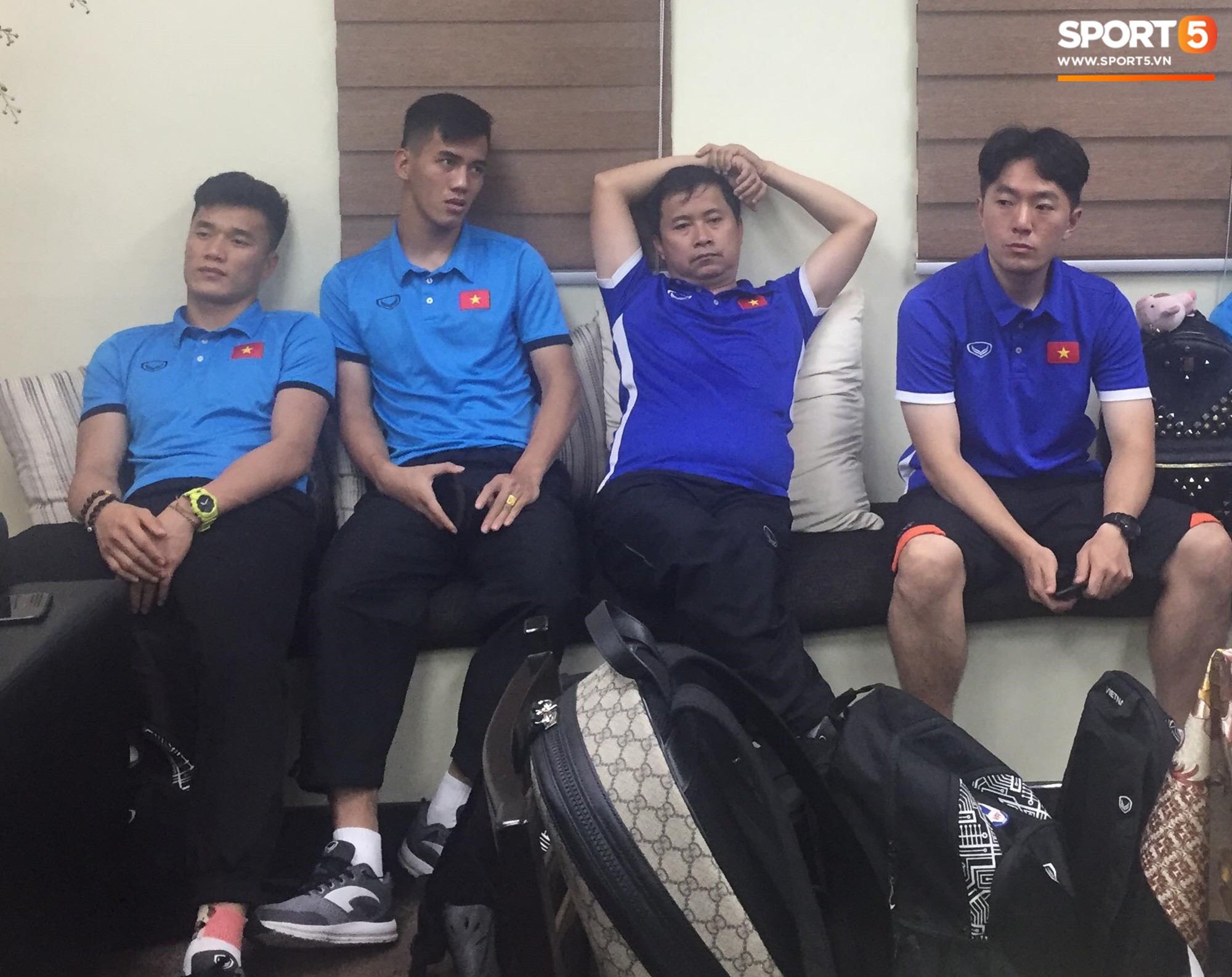 Nhân viên sân bay Philippines bận đi ăn, tuyển Việt Nam ngồi chờ 2 tiếng chưa được nhập cảnh-5