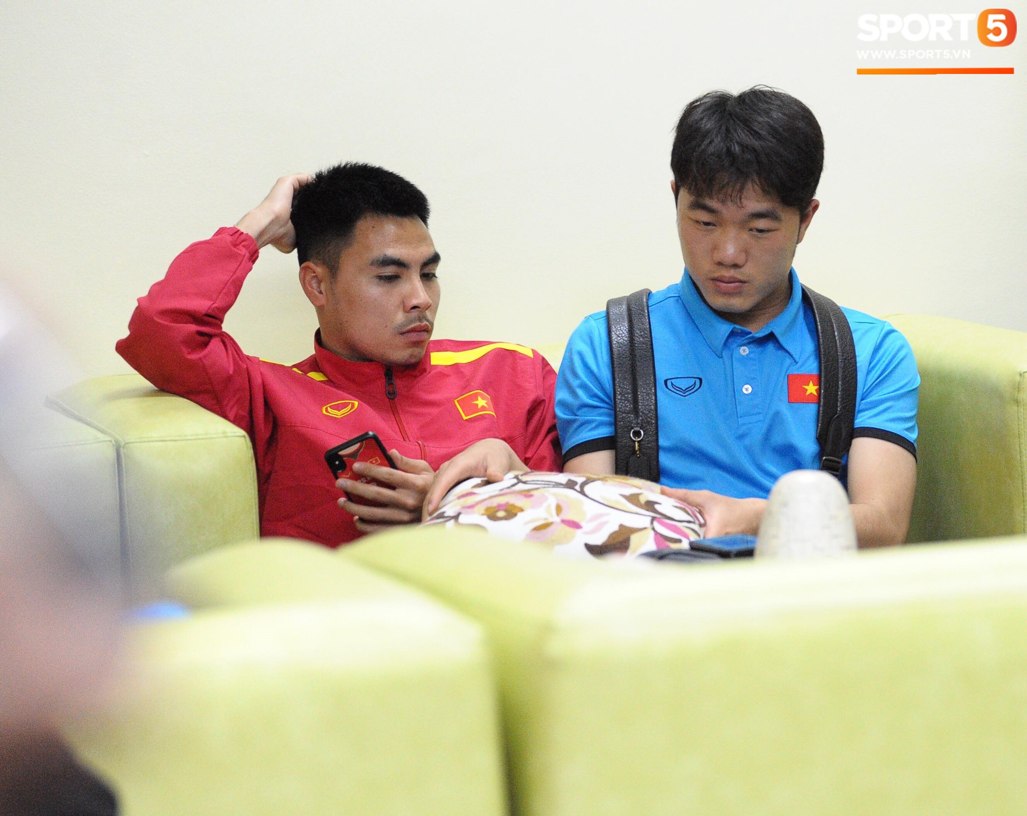 Nhân viên sân bay Philippines bận đi ăn, tuyển Việt Nam ngồi chờ 2 tiếng chưa được nhập cảnh-6