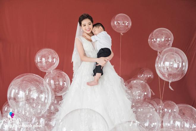 Hoa hậu bốc lửa vừa đăng quang đã vội lấy chồng, con 6 tháng tay trắng làm mẹ đơn thân-1