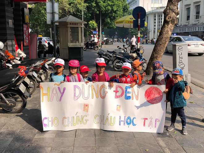 Các bé mẫu giáo cầm tờ giấy đi sang đường, dòng chữ bên trên khiến người lớn chột dạ-1