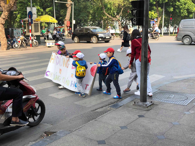 Các bé mẫu giáo cầm tờ giấy đi sang đường, dòng chữ bên trên khiến người lớn chột dạ-3