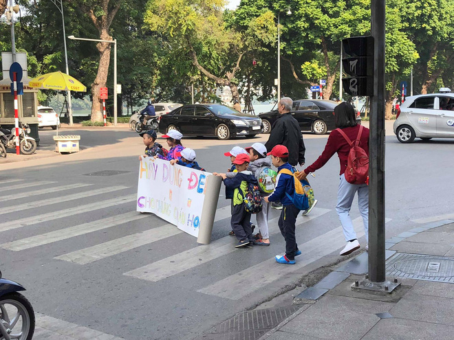 Các bé mẫu giáo cầm tờ giấy đi sang đường, dòng chữ bên trên khiến người lớn chột dạ-4
