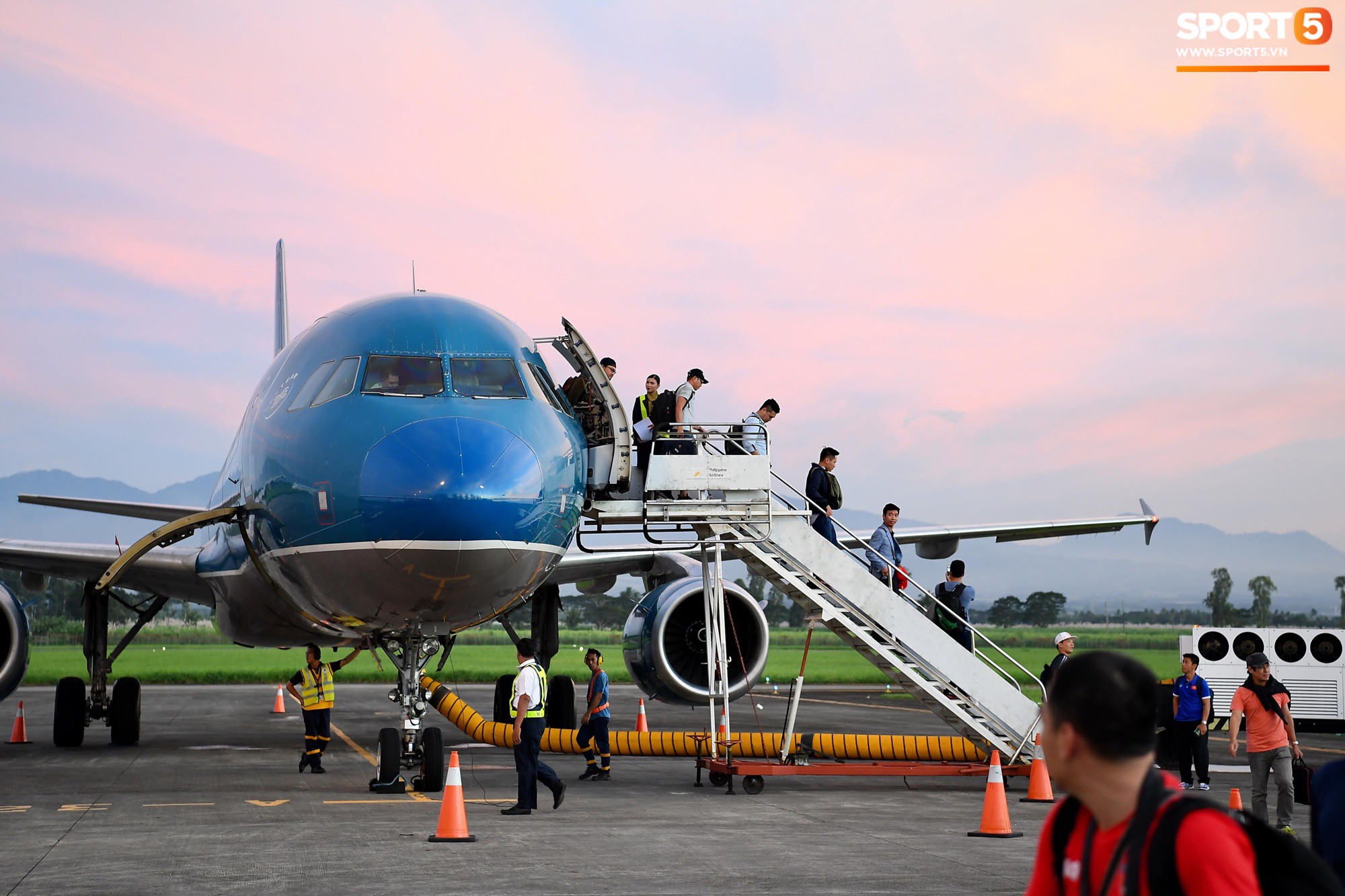 Tuyển Việt Nam ăn ô mai chống đói chờ nhập cảnh Philippines-10