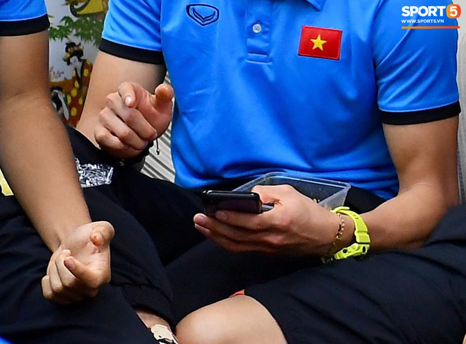 Tuyển Việt Nam ăn ô mai chống đói chờ nhập cảnh Philippines-4