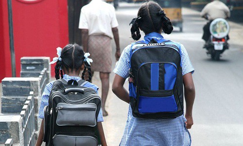Học sinh đau lưng vì mang cặp quá nặng, quốc gia này đã nghiêm cấm nhà trường giao bài tập về nhà-1