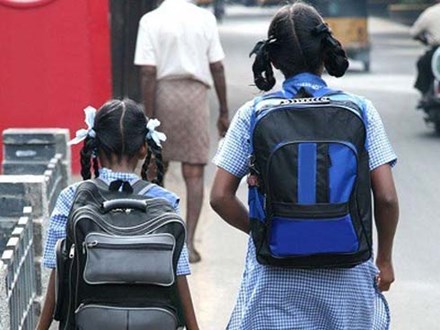 Học sinh đau lưng vì mang cặp quá nặng, quốc gia này đã nghiêm cấm nhà trường giao bài tập về nhà