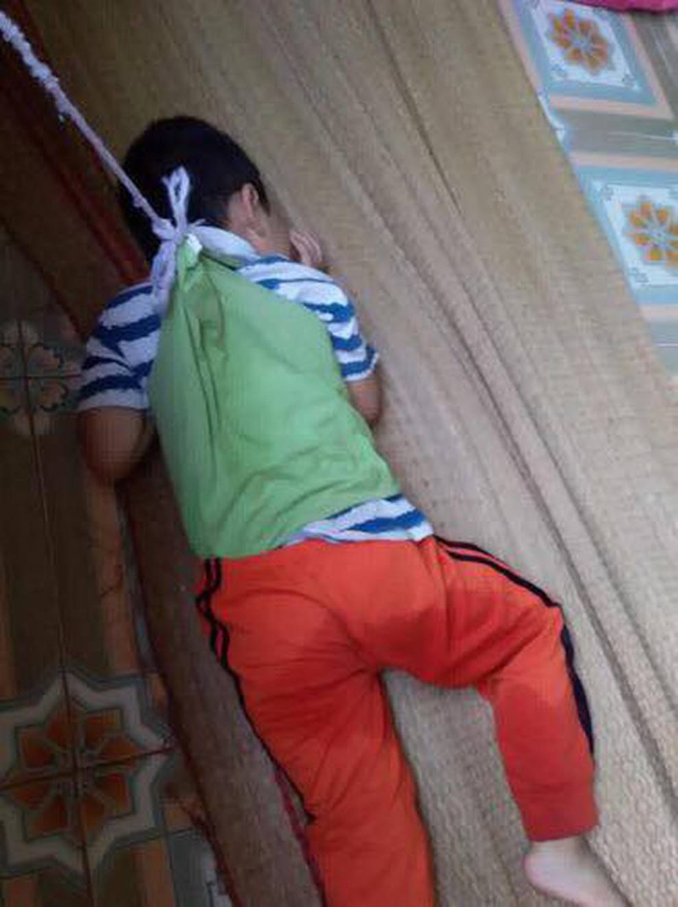 Phụ huynh chụp được ảnh bé trai 4 tuổi bị buộc dây vào người ở trường, giáo viên nói: Ai đó đã làm việc này để đổ oan chúng tôi-1