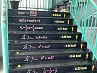 Trường học ở Hà Nam dán công thức Toán lên cầu thang giúp trò ôn bài