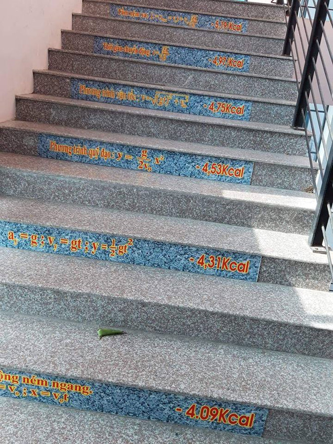 Trường học ở Hà Nam dán công thức Toán lên cầu thang giúp trò ôn bài-1